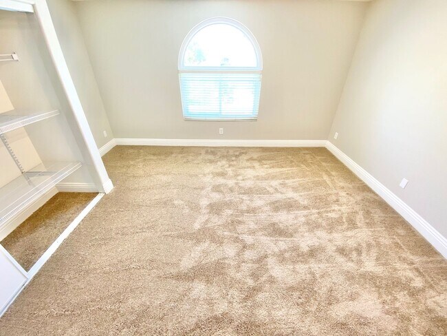 Building Photo - BEAUITFUL GATED PROPERTY 6 BEDROOMS/3 FULL...