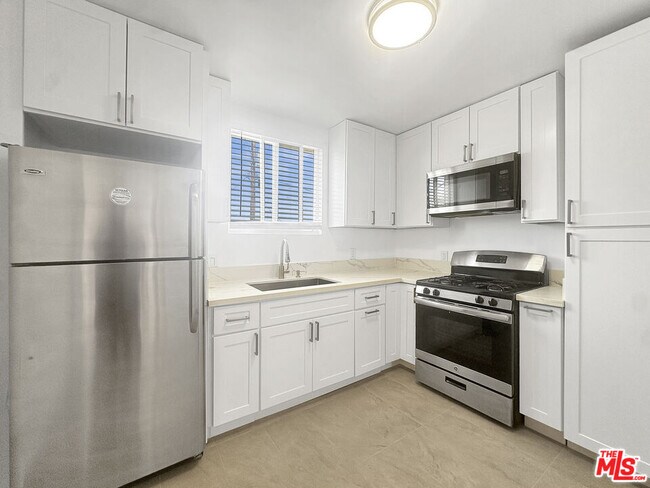 Building Photo - 211 E 81st St