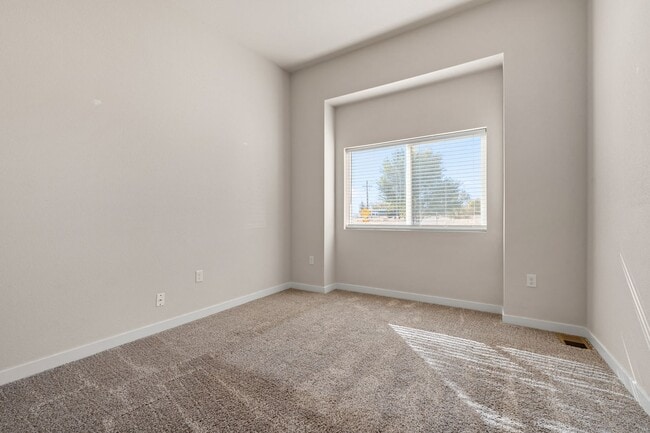 Building Photo - 753-753 E Laporte Dr