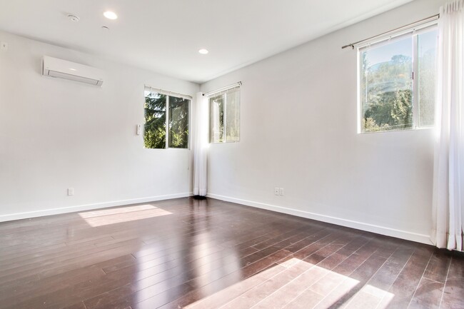 another view of the master bedroom. it has walking closet . - 8725 Lookout Mountain Ave