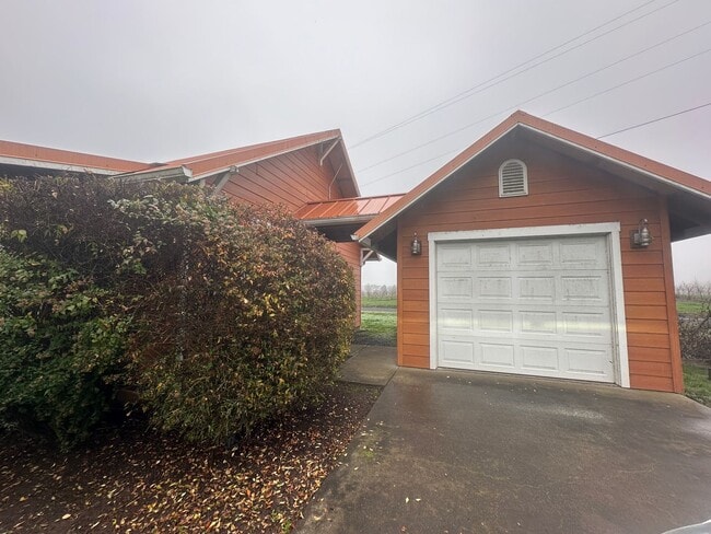 Building Photo - 4645 NE Elliott Cir