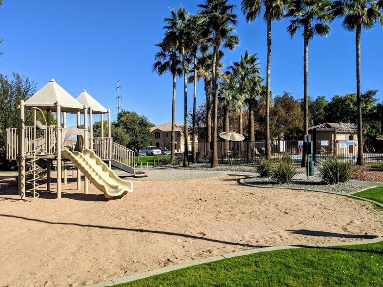 Building Photo - 2813 E Dunbar Dr