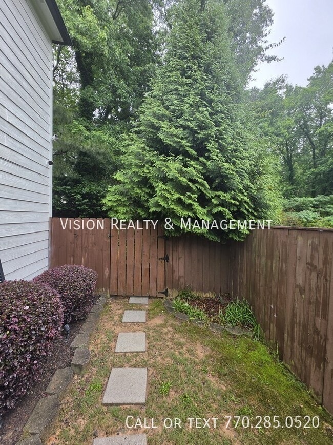 Building Photo - 5025 Brittany Dr