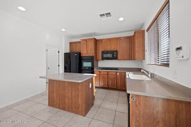 Building Photo - Lovely 4 bedroom, 2 bath home with 2 car garage