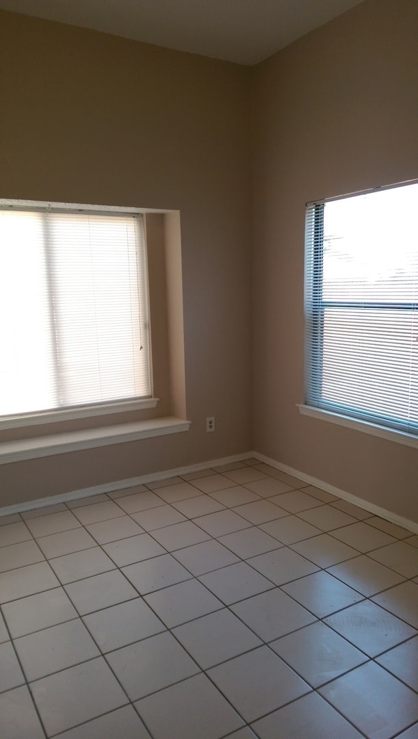 Building Photo - 3 bedroom, 2 bath 2 car garage home for re...