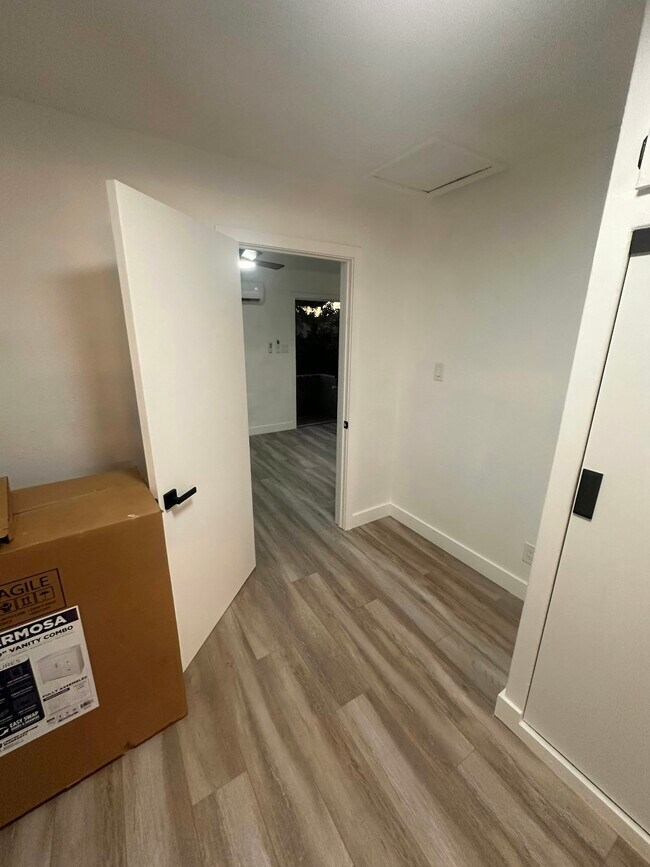 Building Photo - 934 1/2 Simmons Avenue, Unit 934 1/2