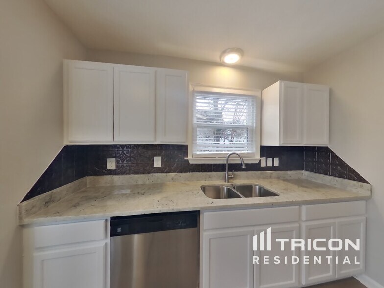 Building Photo - 362 Park Ct N