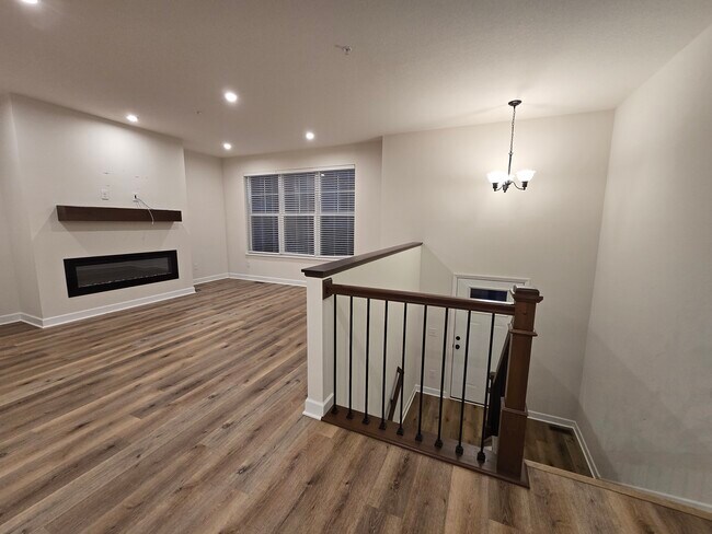 Building Photo - 851 Roselyn Dr