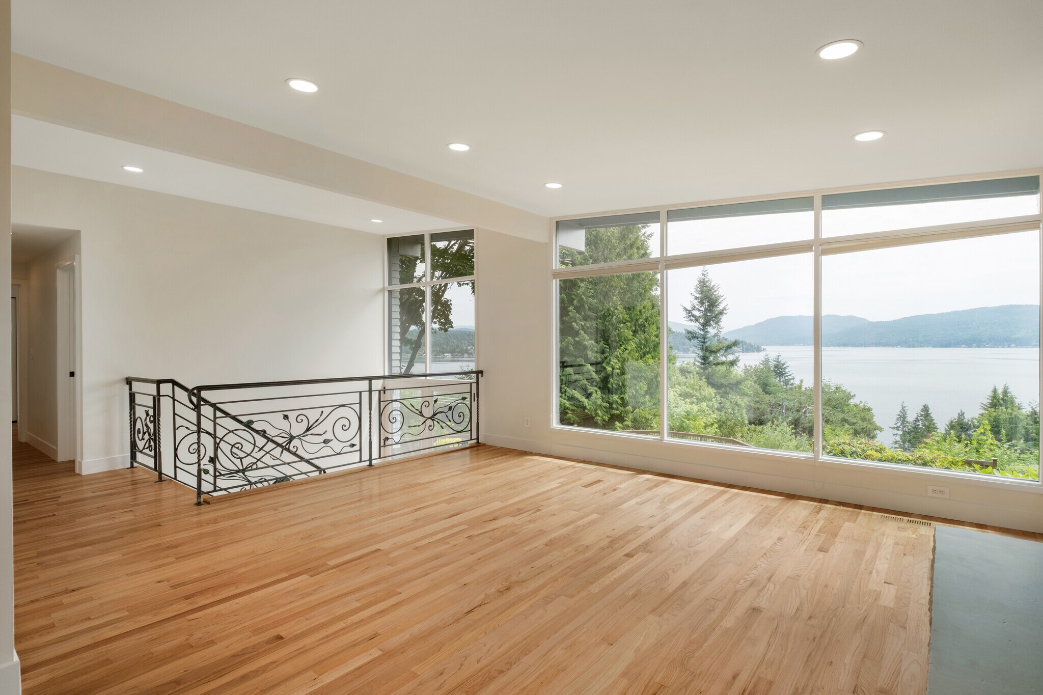 Building Photo - 639 W Lake Sammamish Pky NE