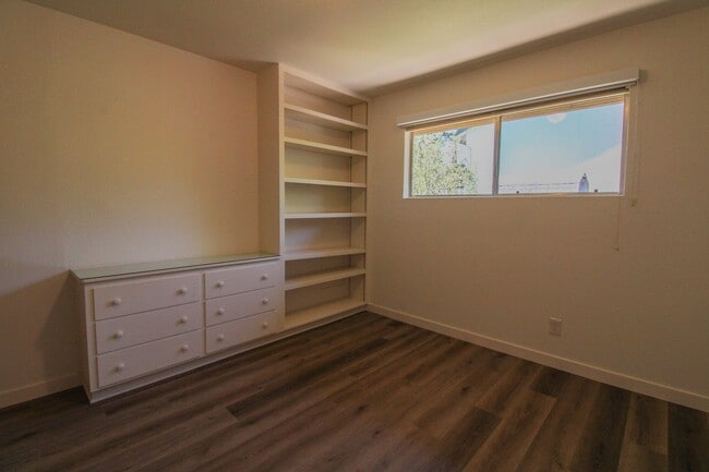 Building Photo - 298 Country Club Dr