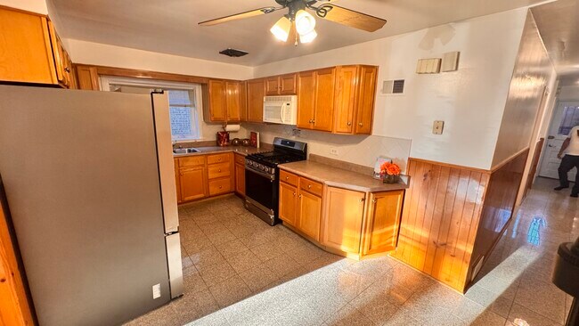 Building Photo - 5501 N California Ave