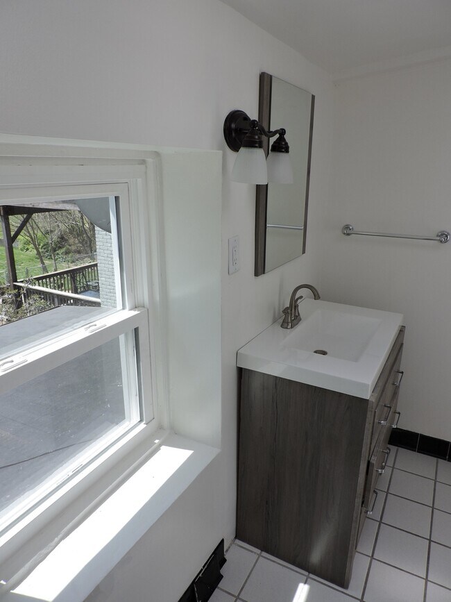 Building Photo - Beautiful 4 bed/1.5 bath Rental Mins. from...