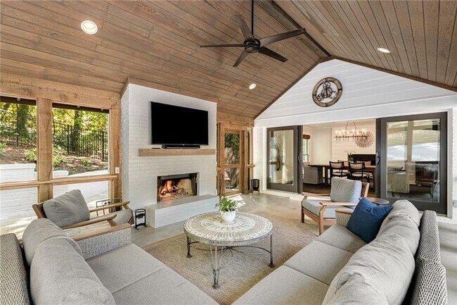 Building Photo - 1100 Kingston Dr NE