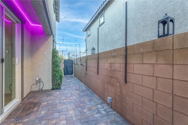 Building Photo - 10673 Sariah Skye Ave