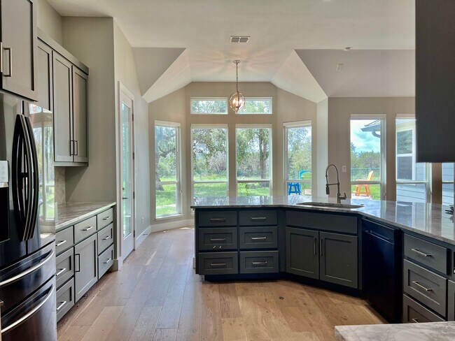 Building Photo - Hill Country Escape - 4 Bed/4 Bath Modern ...