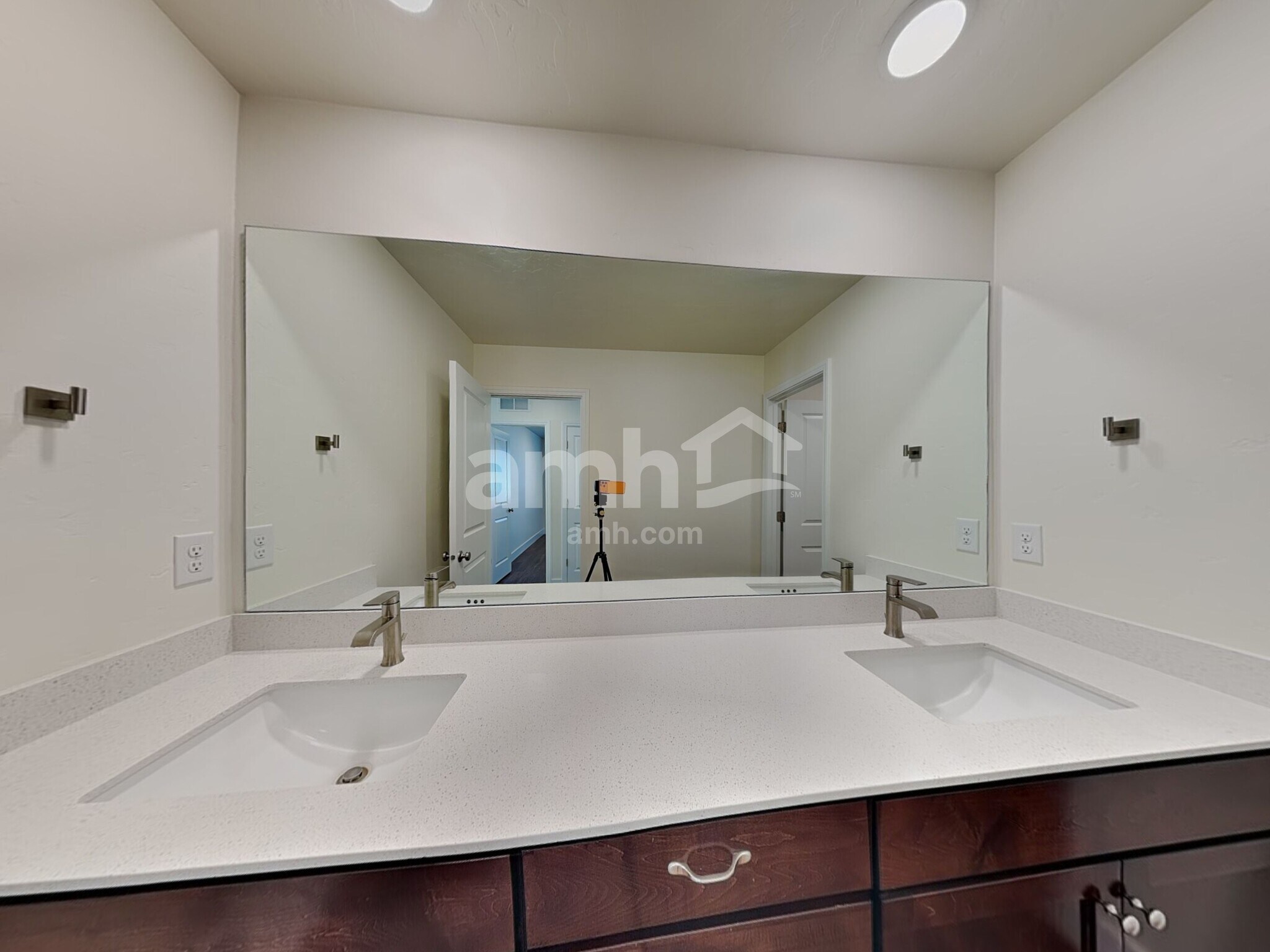 Building Photo - 901 N Barkvine Ave