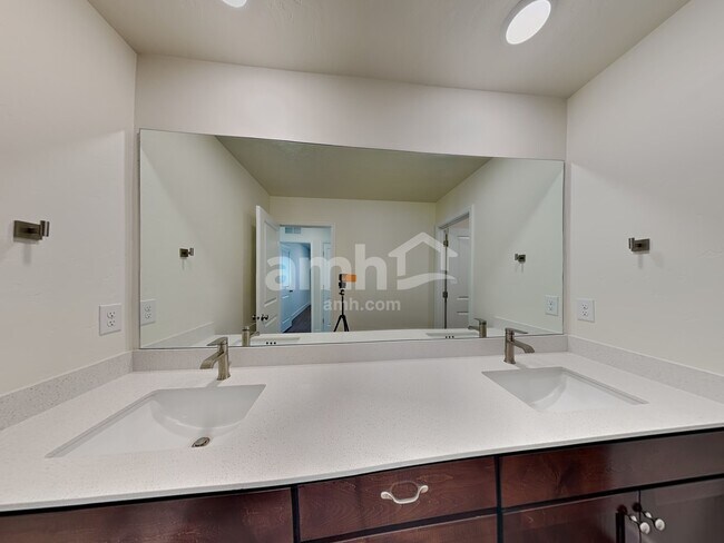 Building Photo - 901 N Barkvine Ave