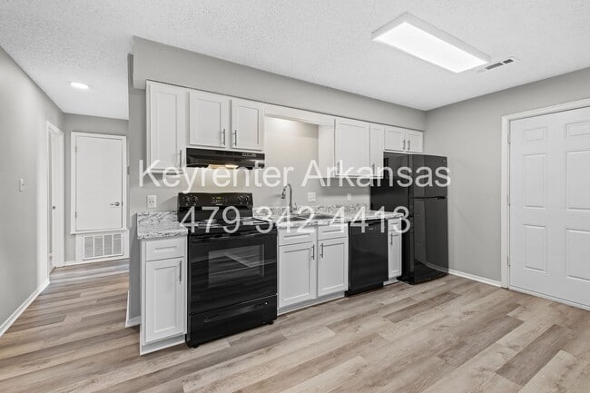 Building Photo - Newly Renovated Duplex in West Fayetteville!