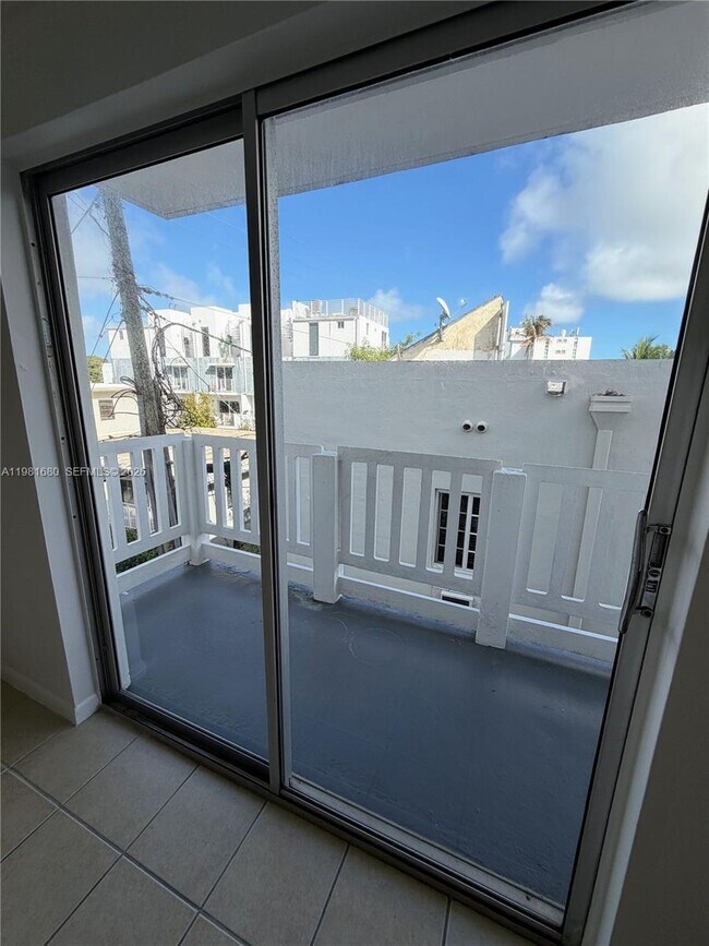 Building Photo - 2001 Bay Dr