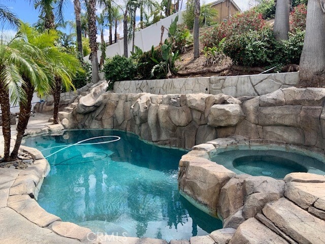 Building Photo - 558 Rembrandt Dr