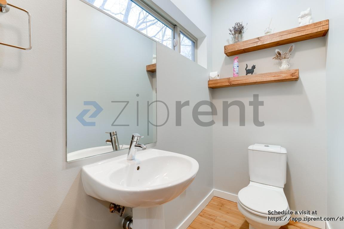 Building Photo - 321 21st Ave