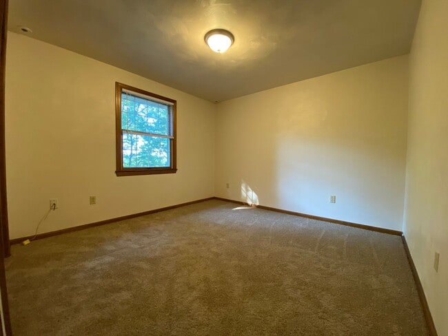 Building Photo - Spectacular 2 BR / 1.5 BR Townhouse in Lat...