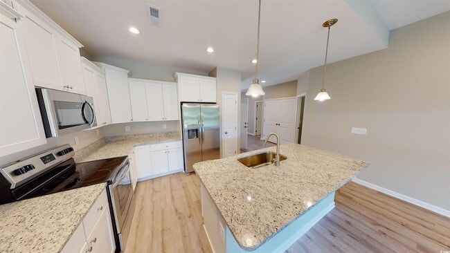 Building Photo - 14 Racquet Club Dr