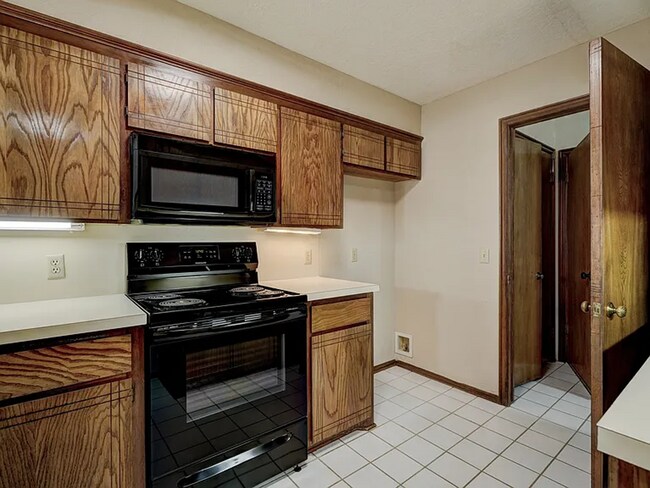 Building Photo - Beautiful 3bed/3bath Townhome Available in Westside Norman!!