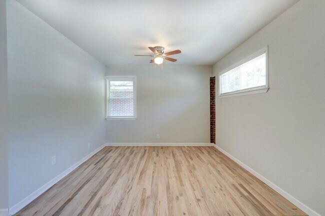 Building Photo - Nice Three Bedroom Single Family - Fenced ...