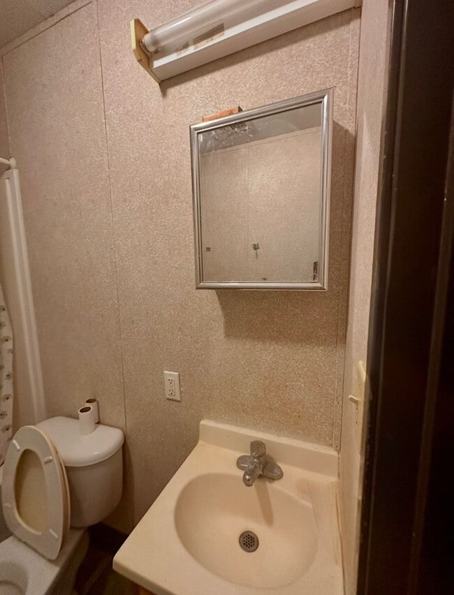 Building Photo - 3 Bed/2 Bath Home