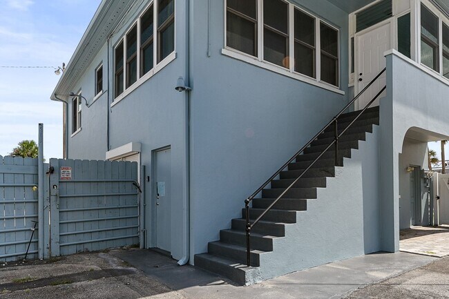 Building Photo - 1008 E Strawbridge Ave