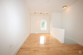Building Photo - Spacious newly renovated Bi-Level 1 bedroo...