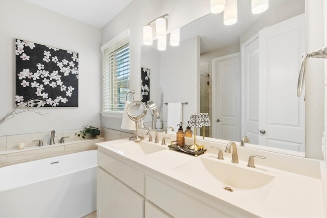 Building Photo - 4520 Del Rey Ave