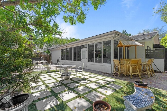 Building Photo - 899 NW 6th Dr