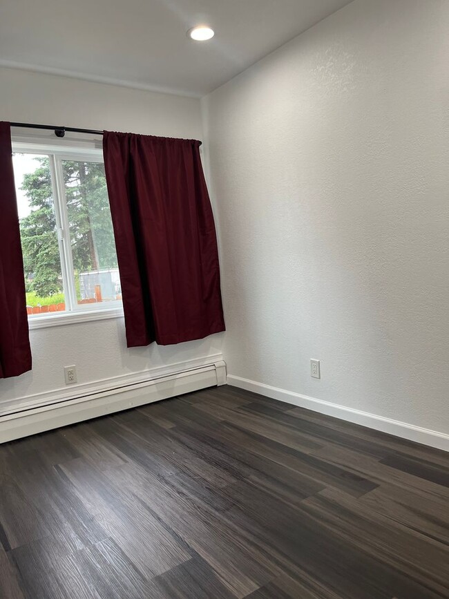 Building Photo - Large 4 bedroom home in Hamilton Acres - Mother in Law included