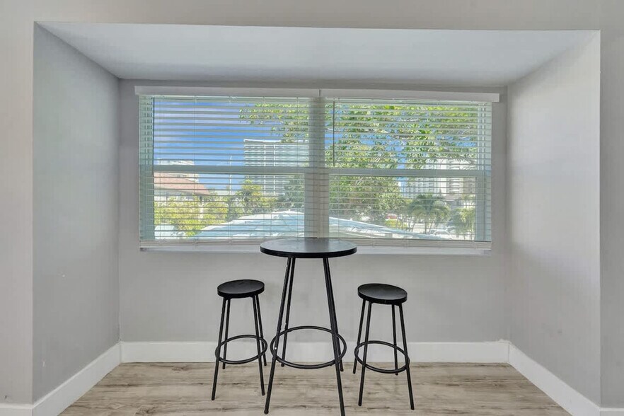 Building Photo - 906 N Riverside Dr