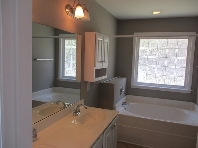 Building Photo - 2808 Blue Bell Ln