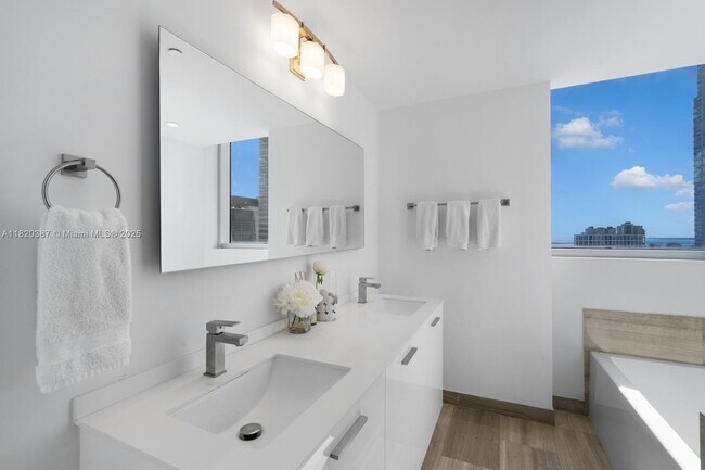 Building Photo - 1300 Brickell Bay Dr