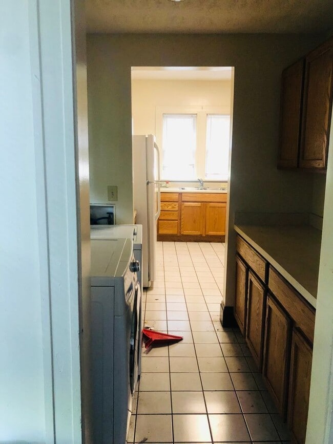 Building Photo - Large House w/ off-street parking & 3 BATHROOMS!