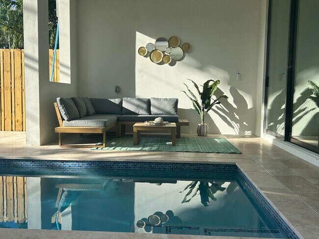 Building Photo - 1125 NE 17th Ave