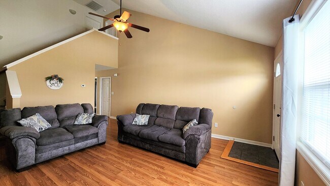 Building Photo - Beautiful 3 bed 2 1/2 bath townhome in a g...