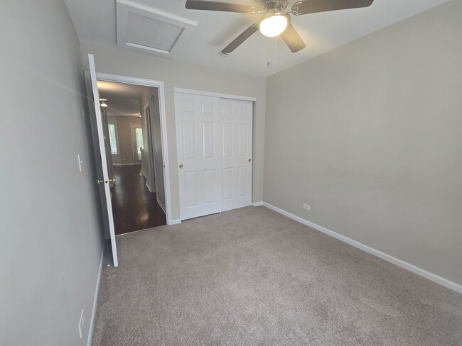 Building Photo - 250 W Whispering Oaks Ln