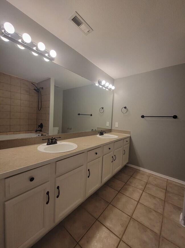 Building Photo - Newly Listed Home Close to Joint Base Lewis-McChord