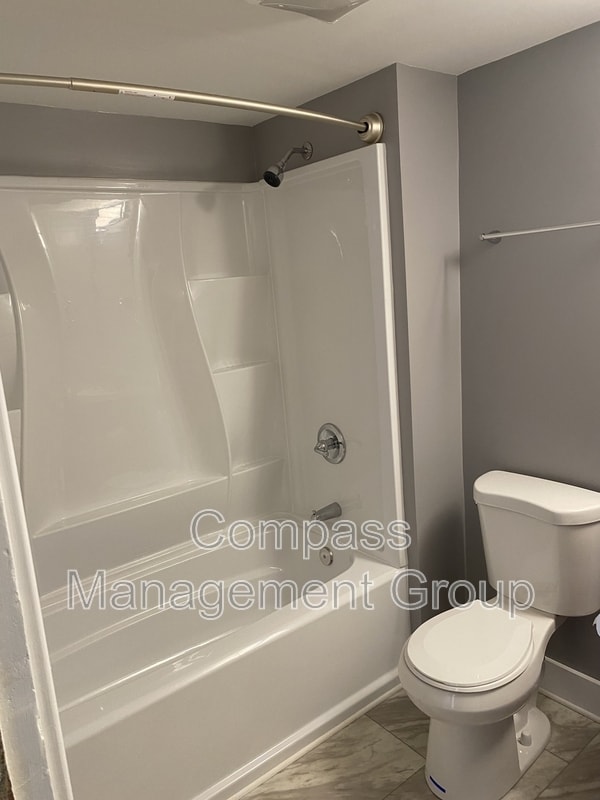 Building Photo - 1204 Valley Dr SW