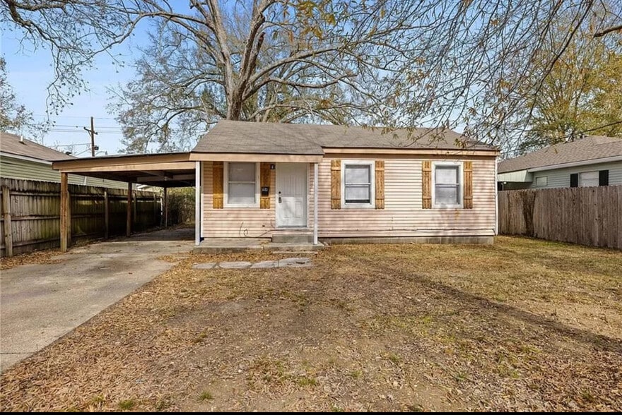 Primary Photo - 114 Rosewood Dr