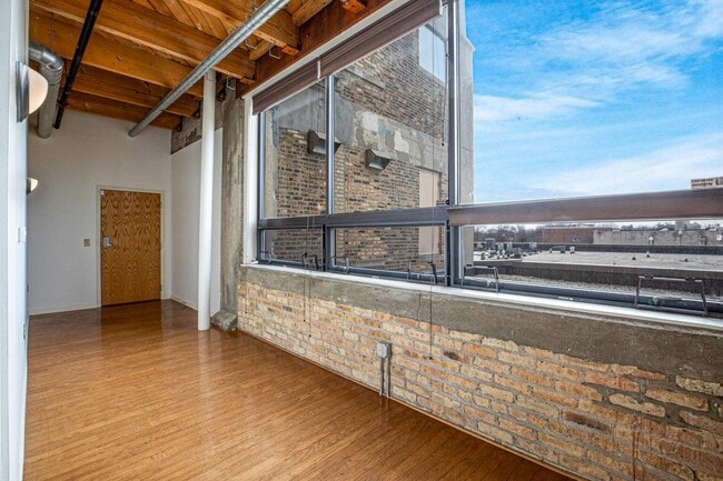 Building Photo - 234 E Reservoir Ave