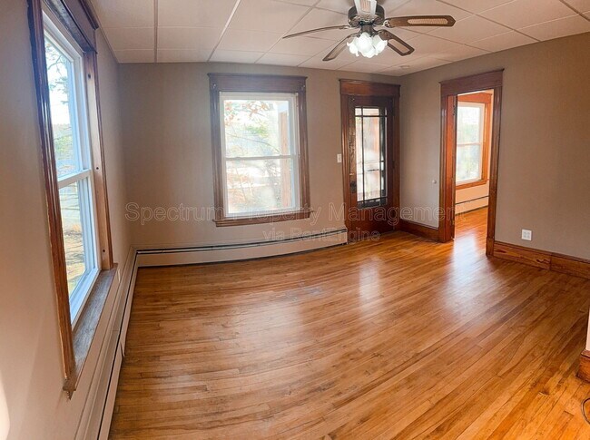 Building Photo - 584 Pleasant St