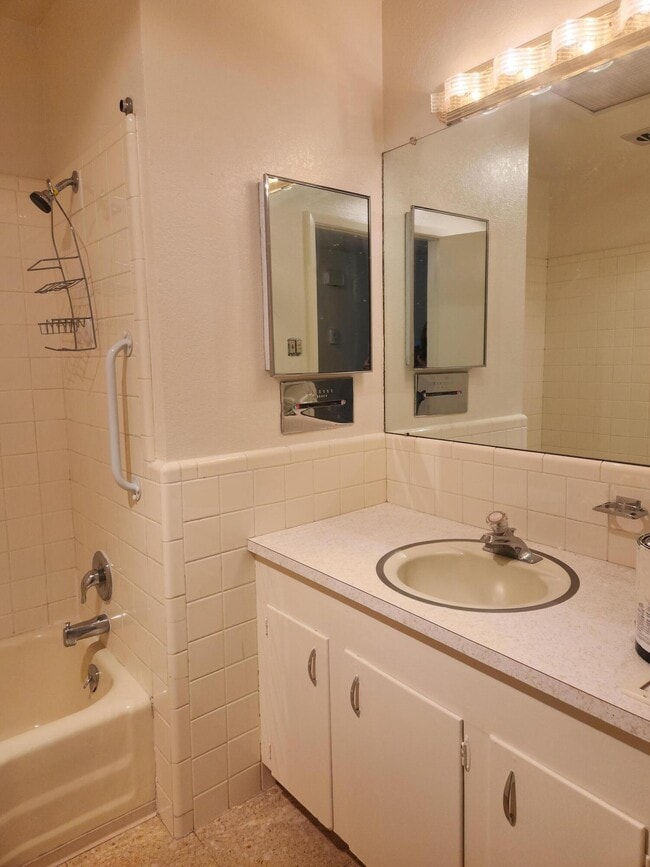 Building Photo - 8509 Bellehaven Pl NE