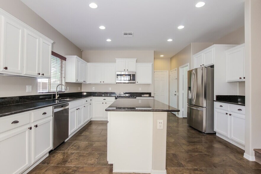 Building Photo - 26681 N Babbling Brook Dr