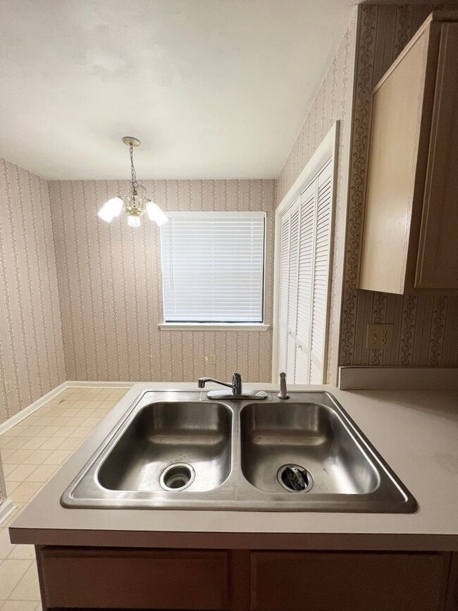 Building Photo - 2BR/2BATH Great School Zones! Available Summer 2026